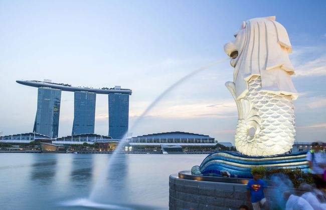 为什么要在新加坡设立财富管理中心？
